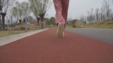 4k实拍晨跑跑步自然健身运动视频的预览图